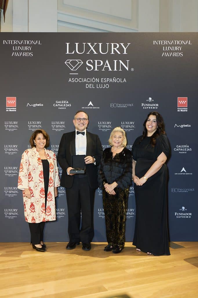 MARÍA BRAVO RECIBE EL INTERNATIONAL LUXURY AWARDS – DIAMONDS OF EXCELLENCE POR SU LABOR AL FRENTE DE GLOBAL GIFT FOUNDATION MARÍA BRAVO RECIBE EL INTERNATIONAL LUXURY AWARDS – DIAMONDS OF EXCELLENCE POR SU LABOR AL FRENTE DE GLOBAL GIFT FOUNDATION